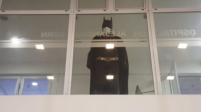 el batman solidario junto mas de medio millon de pesos para obras en el hospital de romero