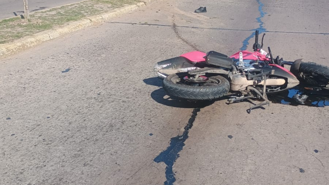 un motociclista atropello a una nena que salia del colegio y volo por los aires