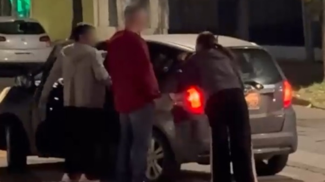 gritos, empujones y hasta un auto chocado durante una fuerte discusion de transito en la plata