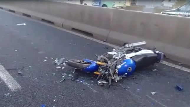 accidente fatal en la autopista la plata-buenos aires: un motociclista choco y murio