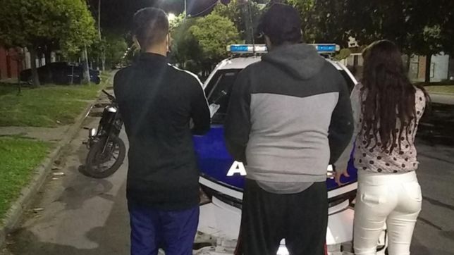 detuvieron a dos personas en los hornos que iban en una moto robada y con marihuana