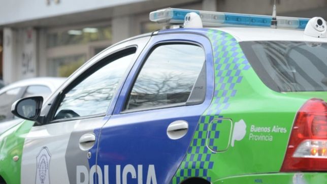 entro armado a un negocio de la plata, amenazo a los empleados y escapo con la recaudacion