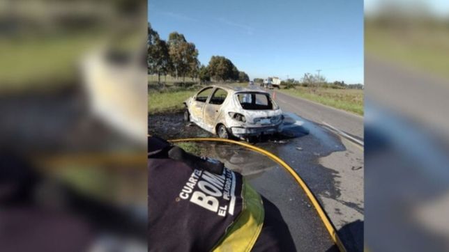 un auto volco y se incendio tras un impactante choque con un camion en la plata
