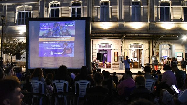 el programa de peliculas para ver gratis y al aire libre en la plata