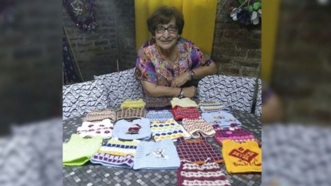 tiene 85 anos, teje para los bebes del hospital de ninos de la plata y pide ayuda