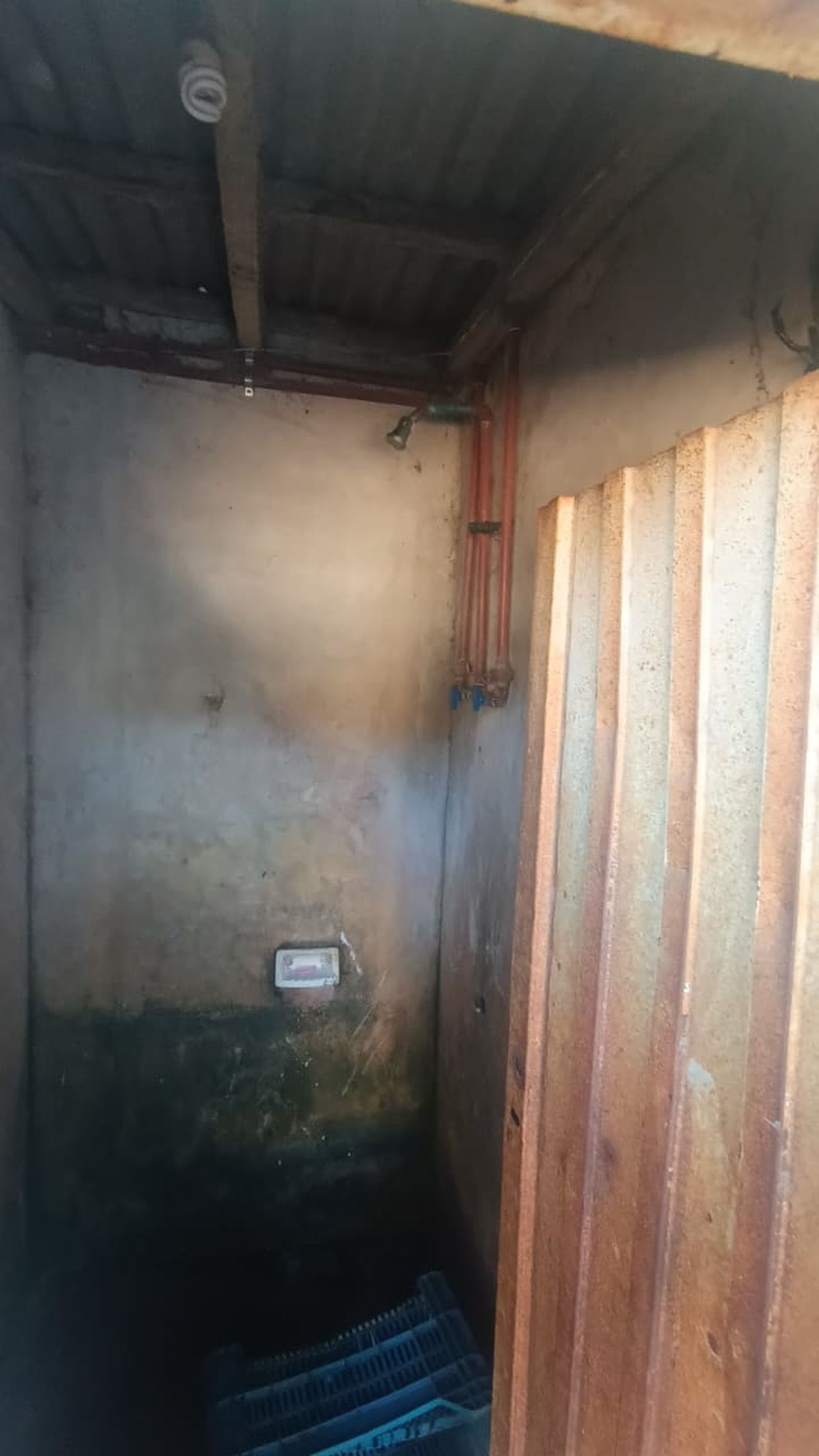 La ducha usada por las familias que estaban hacinadas en el predio de 185 y 80