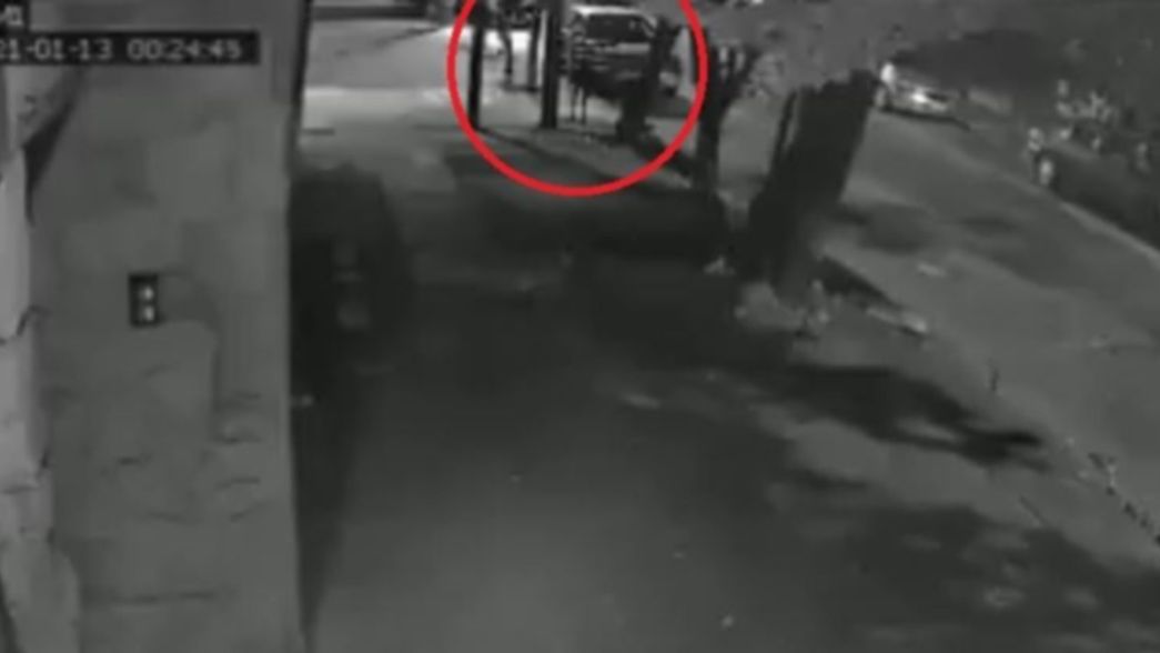 VIDEO: Le dispararon a una pareja para robarle el auto y se salvaron de milagro