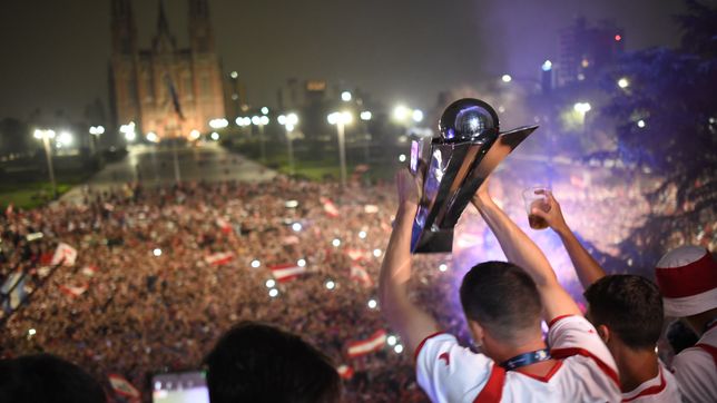 el plantel de estudiantes campeon festejo en el balcon de la municipalidad