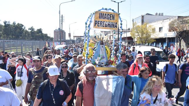 miles de fieles viajaron desde la plata para caminar en la peregrinacion a lujan