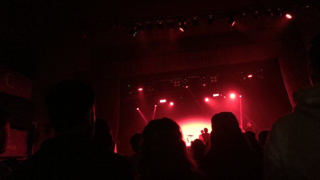 un reconocido musico de la plata, a las pinas en pleno recital con el cantante de winona riders