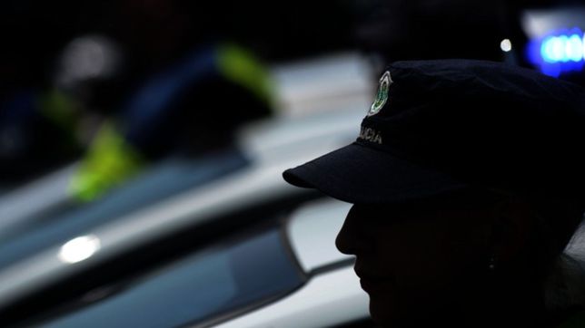 motociclista ataco a un grupo de policias para intentar escapar de un control en la plata