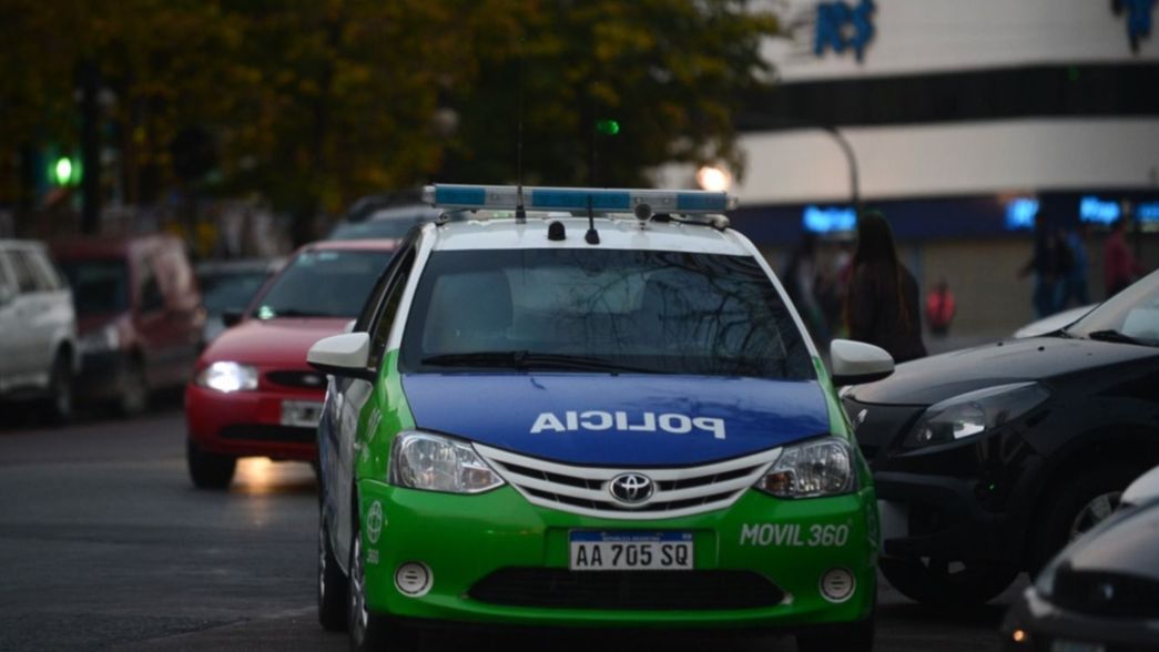 Discutió con su pareja y la amenazó de muerte delante de la Policía