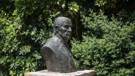 Favaloro ya tiene su primera escultura en un espacio público porteño Favaloro ya tiene su primera escultura en un espacio público porteño