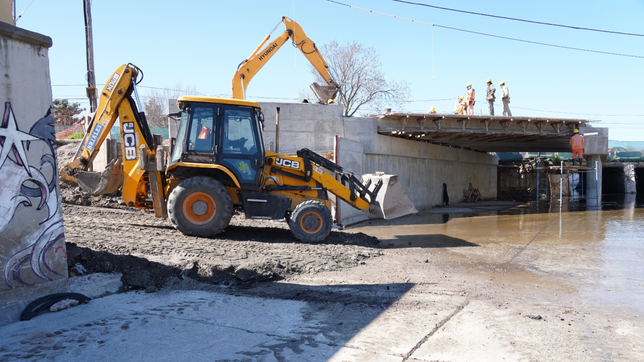 con mejoras hidricas y nuevos carriles, avanza la obra del puente del arroyo el gato