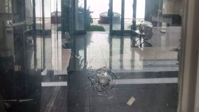 balearon la sede del partido justicialista de la plata y denuncian que fue un atentado