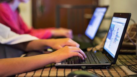 Proponen incorporar inteligencia artificial y robótica a la currícula escolar de la Provincia