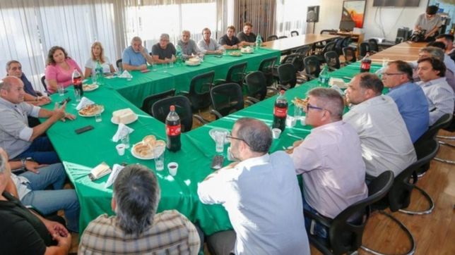 mario secco junto a sindicalistas de la region y sigue desafiando a ramon garaza