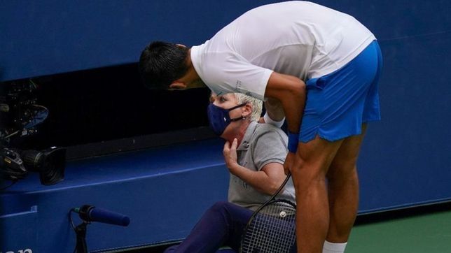 video: el pelotazo de djokovic por el que lo descalificaron del us open