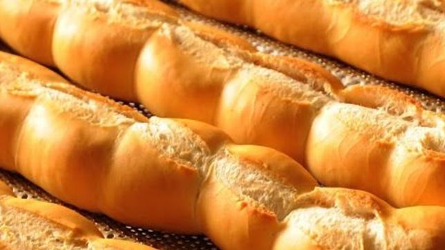 tiene una panaderia y con amigos regala pan a los platenses mas necesitados en cuarentena