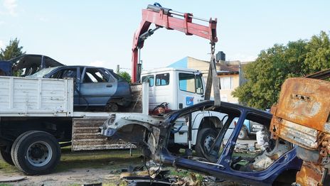 Ya retiraron 313 autos abandonados y quemados de las calles de La Plata Ya retiraron 313 autos abandonados y quemados de las calles de La Plata