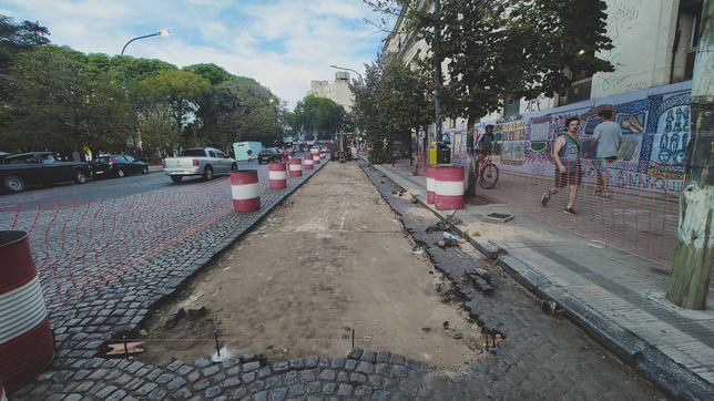 la justicia dio luz verde para sacar los adoquines de las plazas italia y rocha y colocar pavimento