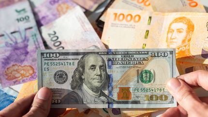 Bajaron el riesgo país y el dólar blue, la economía respira y el BCRA sumó reservas tras días en caída