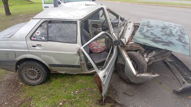 un auto sufrio una falla mecanica y choco contra un guardarrail del distribuidor