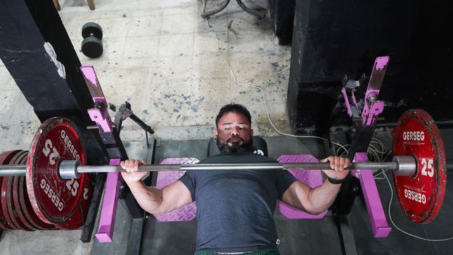 la historia del joven campeon mundial en levantamiento de pesas que trabaja como uber en la plata