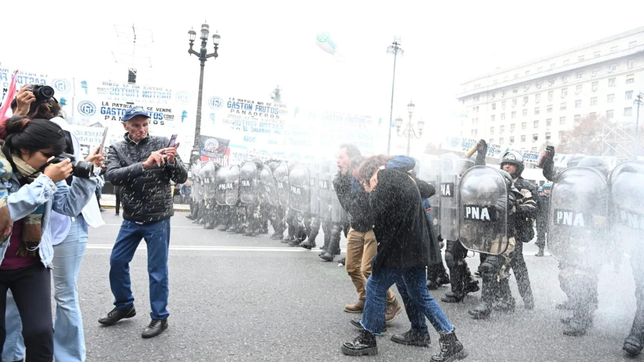 el gobierno se refirio a la represion en el congreso: intentaron perpetrar un golpe de estado