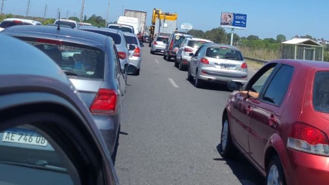 corte total en la autopista la plata - buenos aires por una protesta