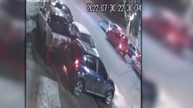 video: en apenas unos minutos, se robaron una rueda de auxilio de 60.000 pesos en la plata