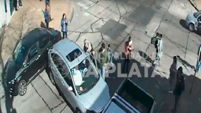 un hombre perdio el control de su auto y termino chocando contra una camioneta estacionada