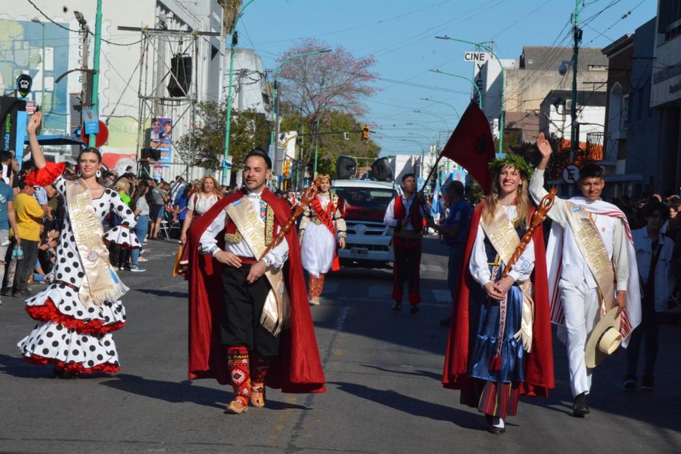 Berisso vivió a pleno el desfile de cierre de la Fiesta del Inmigrante