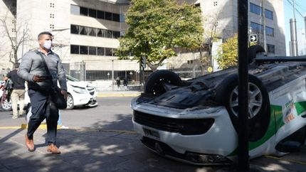 Choque, vuelco y milagro: un taxi terminó dado vuelta frente al Teatro Argentino