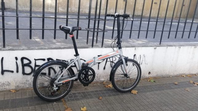 descartaron una bicicleta robada en pleno centro y un joven busca a su dueno en facebook