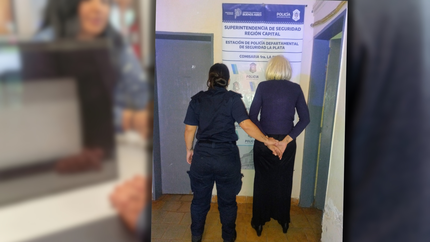 Con una peluca, anteojos y barbijo, una mujer quiso cometer una estafa en un banco de La Plata