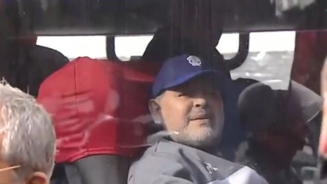 junto a sus jugadores y rodeado de policias: asi llego maradona al bosque
