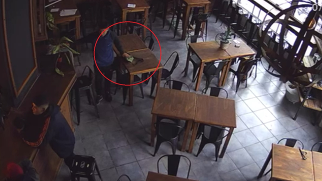 aprovecharon una distraccion del empleado de un bar de la plata y se llevaron mas de $120.000