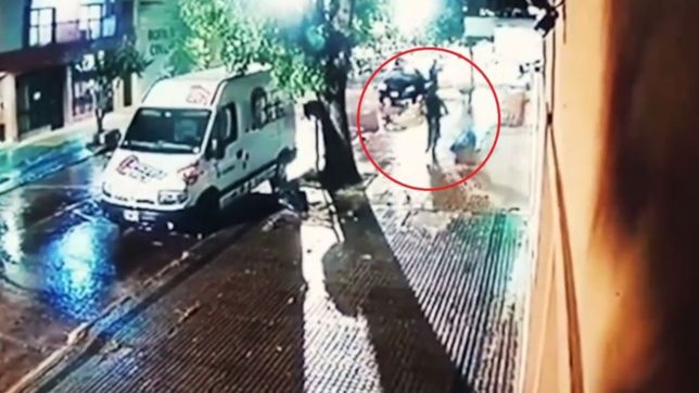 un delincuente armado asalto a tres empleadas de una hamburgueseria de la plata
