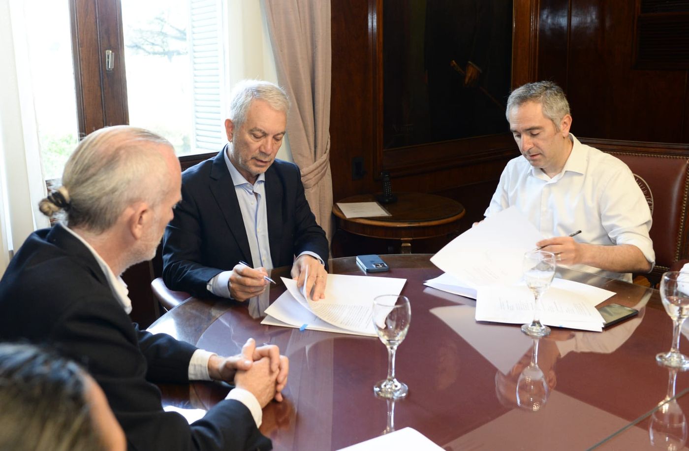 Mauricio F. Erben, Julio Alak y Andrés Larroque firmaron el acuerdo que beneficiará a las escuelas de La Plata.