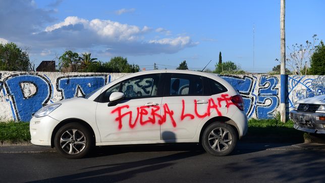 hubo piedrazos, insultos y autos escrachados en el acto libertario en la plata