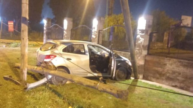 un policia protagonizo un fuerte accidente en ensenada y una mujer resulto herida