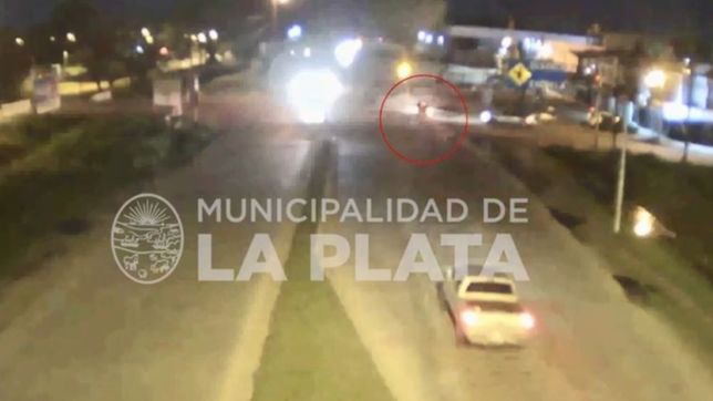 video: choco de lleno contra un semaforo y se lo llevaron en ambulancia
