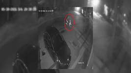 un ladron robo una moto estacionada en san carlos en cuestion de segundos y quedo filmado un ladron robo una moto estacionada en san carlos en cuestion de segundos y quedo filmado