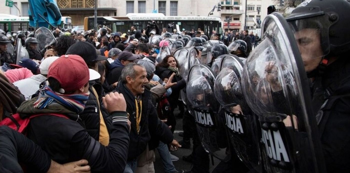 incidentes policia manifestantes 9 de julio ministerio de desarrollo social 1.jpg?width=741&height=370&scaleY=1&ow=750&oh=422&y=8&rotate=0&scaleX=1&x=6&&cw=1920&ch=950