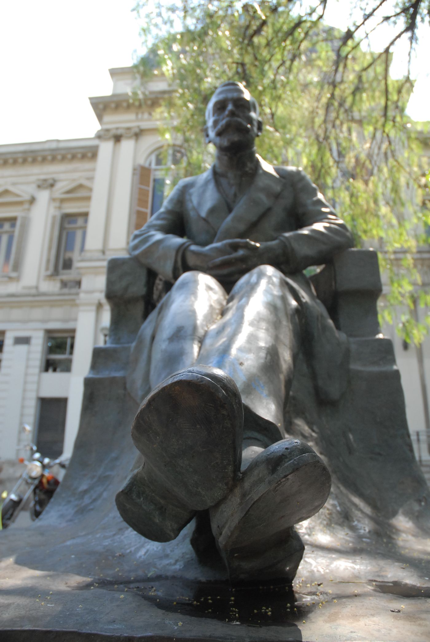 La estatua de Joaquín V. González, en el acceso al edificio de la Presidencia de la UNLP