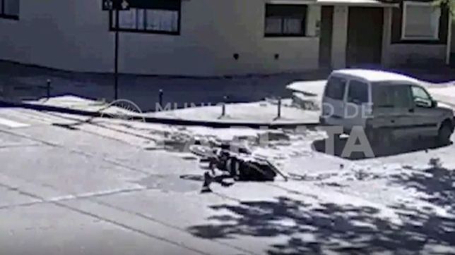 video: una moto y una camioneta en otro insolito choque durante la cuarentena en la plata