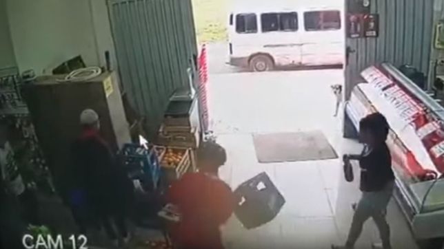 detuvieron a una de las jovenes implicadas en el violento robo a un supermercado de la plata
