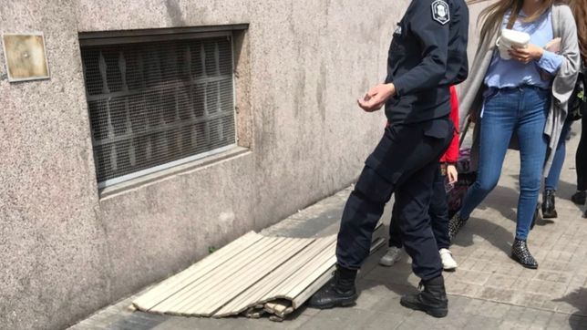 se desprendio una persiana en el ministerio de economia y no mato a nadie de milagro