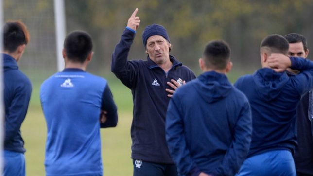 gimnasia: pedro troglio diagrama el equipo para enfrentar a olimpo y piensa en algunos cambios